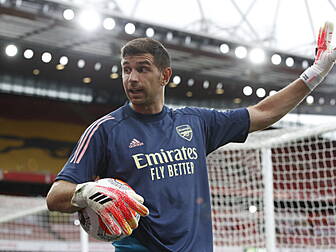 Aston Villa sign goalkeeper Em...
